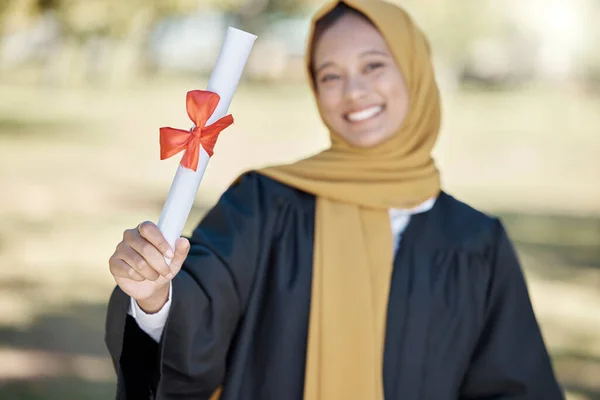 卒業式 大学卒業証書と成功 儀式と達成のための賞を持つイスラム教徒の女性 大学と証明書と幸せな卒業生の笑顔 学位とキャンパスでアカデミーのスクロール — ストック写真