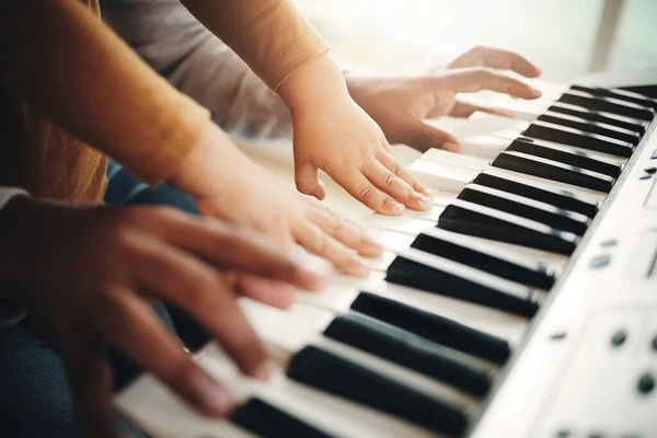 Hände Eltern Und Kind Beim Klavierspielen Als Entwicklung Gemeinsamer Fertigkeiten — Stockfoto
