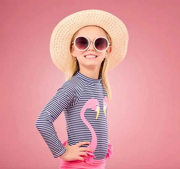 孩子的肖像与太阳镜和帽子在工作室与有趣的衣服孤立的粉红色背景 假日和时尚界 澳大利亚快乐的女孩对旅行感到兴奋 脸上挂着笑容 — 图库照片