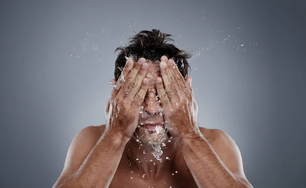 Good Way Wake Yourself Studio Shot Man Washing His Face — Stock Photo, Image