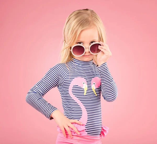 Holiday Potret Anak Anak Studio Dengan Kacamata Hitam Dan Pakaian — Stok Foto