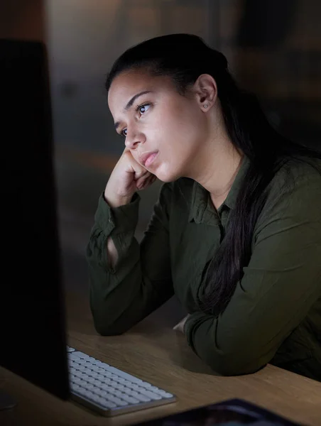 Wypalenie Komputer Znudzona Kobieta Pracująca Nocy Biurze Nieszczęśliwa Sfrustrowana Internetową — Zdjęcie stockowe