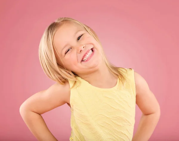 Lachen Schattig Portret Van Een Poserend Kind Geïsoleerd Een Roze — Stockfoto