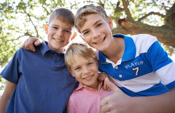 兄弟や友人 外で一日を楽しむ3人の弟の肖像 — ストック写真