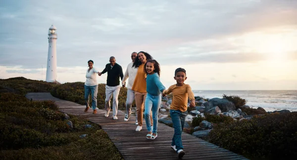 Familie Spaziergänge Oder Sonnenuntergang Mit Eltern Schwarzen Kindern Und Großeltern — Stockfoto