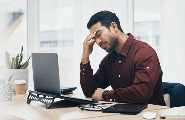 Σφάλμα Laptop Πονοκέφαλος Άγχος Του Ανθρώπου Πάνω Από Την Οικονομική — Φωτογραφία Αρχείου
