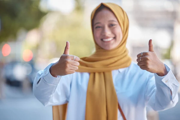 都市のイスラム教徒の女性の達成のための親指アップ 肯定的かつ肖像画 インドネシアでリラックスして自然 イスラム教の若者で都会の街でヒジャーブを身に着けている女の子と自信を持ってはい 合意と喜び — ストック写真