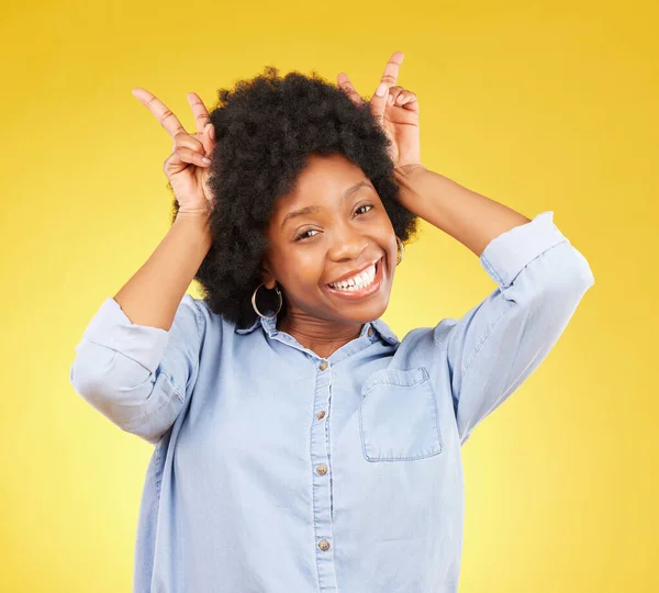 Goofy Feliz Retrato Una Mujer Negra Estudio Con Gesto Tonto —  Fotos de Stock