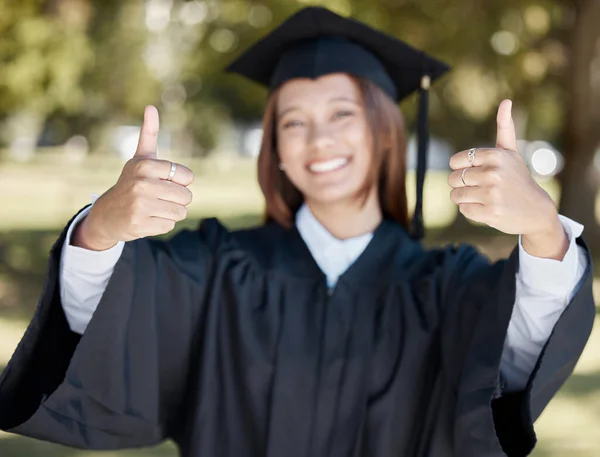 Universidad Graduación Estudiante Con Pulgares Hacia Arriba Para Éxito Entrega — Foto de Stock