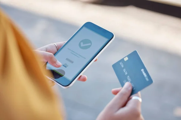 Kredi Kartı Telefon Ekranı Çevrimiçi Alışveriş Yapan Kadınların Elleri Ecommerce — Stok fotoğraf