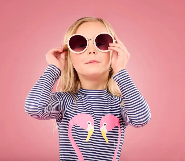 工作室 画像小女孩与太阳镜和有趣的衣服度假孤立的粉红色背景 假日和时尚服装 快乐的孩子在澳大利亚旅行和冒险 — 图库照片