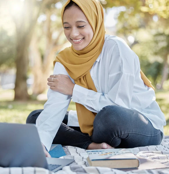 勉強や知識の研究のための公園でラップトップを持つ学生 イスラム教徒と女性 イスラム大学 教育奨学金 大学でインターネットの閲覧のためのコンピュータを持つ幸せな女性 — ストック写真