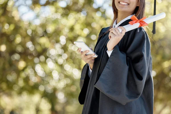 Abschluss Universitätsdiplom Und Mädchen Mit Handy Auf Dem Campus Lächeln — Stockfoto