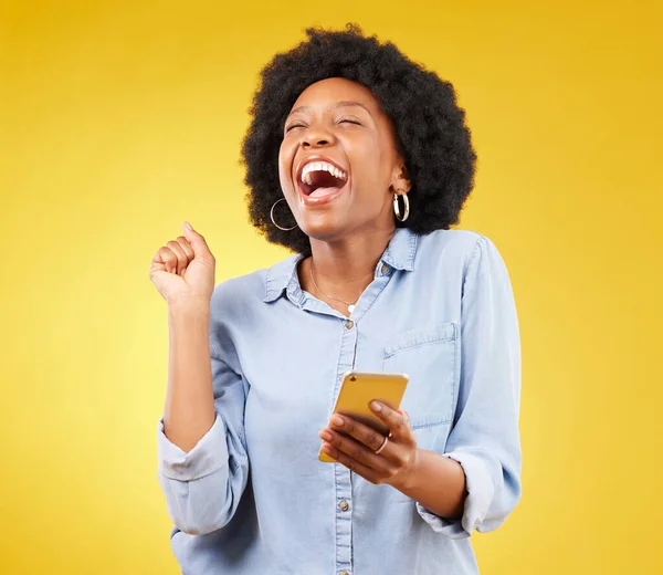Feliz Emocionado Teléfono Con Mujer Negra Estudio Para Mensaje Texto —  Fotos de Stock