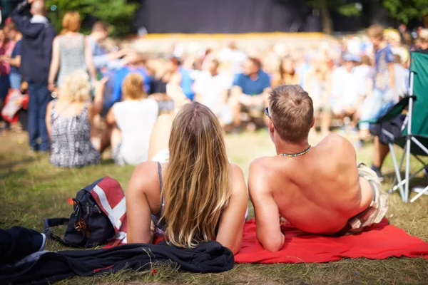 Entspannte Töne Ein Junges Paar Liegt Bei Einer Outdoor Veranstaltung — Stockfoto