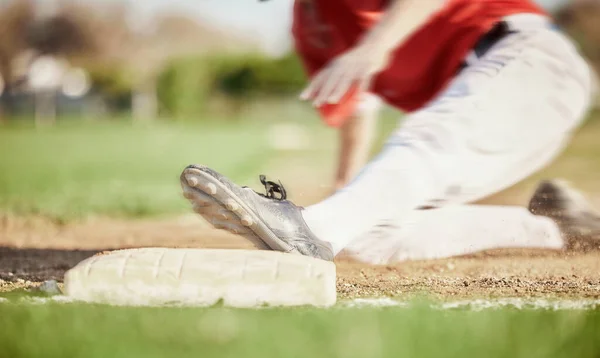 試合やホームランの動きのブラーのための競争の挑戦では スポーツ野球のフィールド上の男 足やスライド 陸上での高速ラン フィットネスや運動のワークアウトでアスリート 靴やソフトボール選手の足 — ストック写真