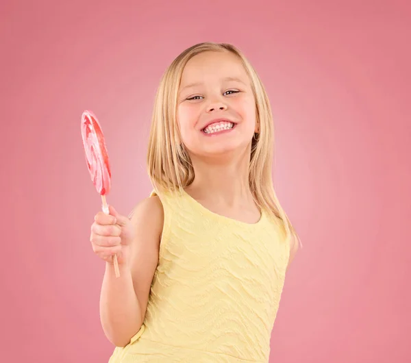 微笑和棒棒糖与女孩肖像在工作室糖 派对和嘉年华食物隔离粉红背景 可爱的 积极的和年轻的与孩子和吃零食的游戏和待遇 — 图库照片