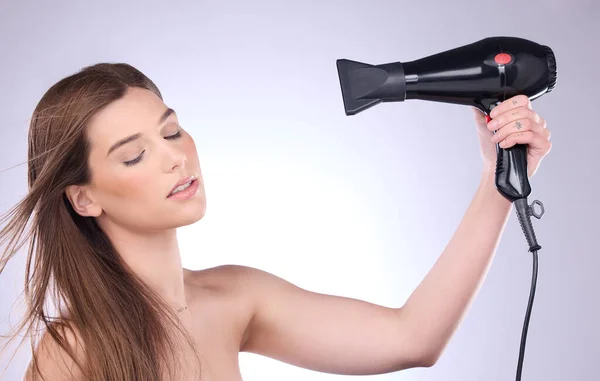 Krása Vysoušeč Vlasů Žena Foukání Její Účes Studiu Šedém Pozadí — Stock fotografie
