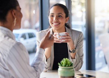 Kahve dükkanı, toplantı ve muhabbetteki mutlu kadınlar, B2B ağ oluşturma ve iş planlaması veya işbirliği. Restoran, kafe veya uzak çalışma alanı konuşmalarında profesyonel melez ya da girişimci.