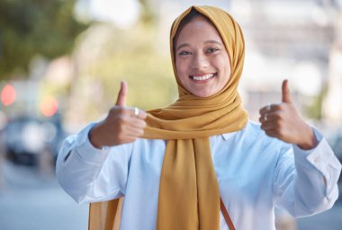 Başparmaklar yukarı, Endonezya 'daki doğal başarı için Müslüman bir kadının mutlu ve portresi. İslami, olumlu ve kendinden emin, şehir merkezinde tesettürlü bir kızla evet, uzlaşma ve neşe için.