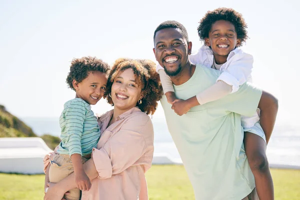 Glücklich Liebe Und Porträt Einer Schwarzen Familie Einem Strand Für — Stockfoto