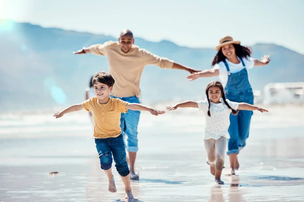Οικογένεια Παραλία Και Γονείς Τρέχουν Παιδιά Για Δέσιμο Ποιοτικό Χρόνο — Φωτογραφία Αρχείου