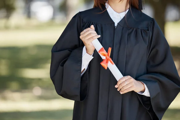 Diploma Oktatás Női Kezek Diplomával Ünnepségre Díjra Teljesítményre Egyetemen Egyetemi — Stock Fotó