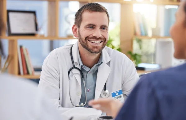 Dokter Gelukkig Man Ontmoetingsteam Ziekenhuismanagement Geneeskunde Leiderschapsdiscussie Medische Chirurg Glimlach — Stockfoto