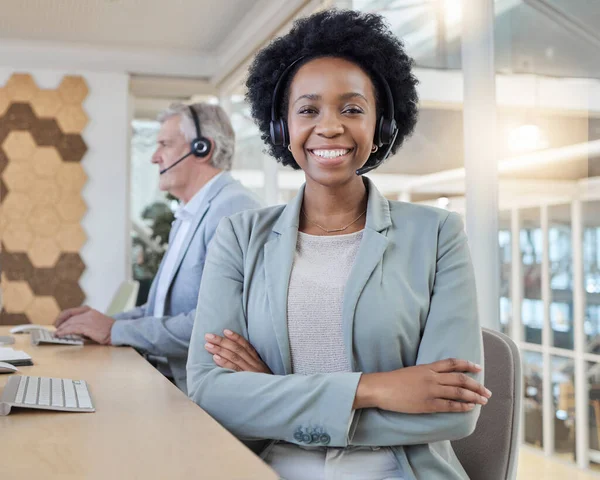 ヘッドセットと笑顔を持つコンピュータでの顧客 コールセンターと自信を持って黒人女性の肖像画 喜んでお手伝いします オンラインCrmオフィスのコンサルタント 多様性と成功を持つ諮問機関のリーダー — ストック写真