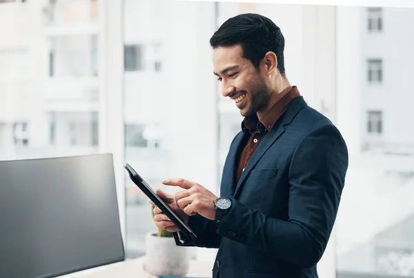 Bedrijf Tablet Glimlach Zakenman Typen Digitaal Dashboard Iot Interactieve Smart — Stockfoto