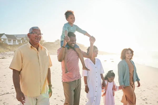Μεγάλη Οικογένεια Παππούδες Παιδιά Στην Παραλία Περπατώντας Χέρι Χέρι Κορίτσια — Φωτογραφία Αρχείου