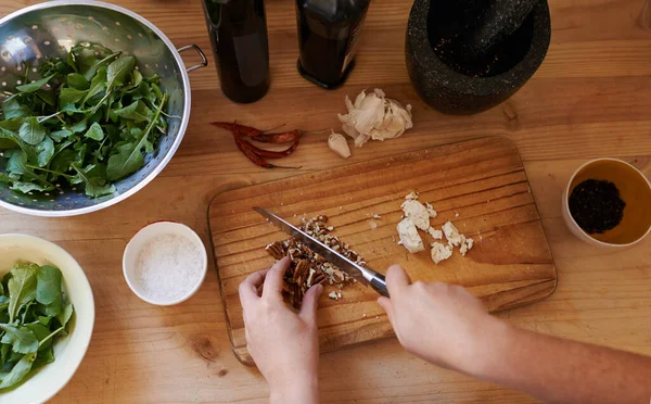 Uma Seleção Saudável Ingredientes Para Salada Uma Mulher Preparando Comida — Fotografia de Stock