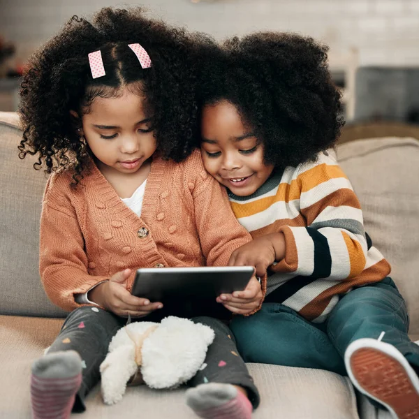 Gelukkige Kinderen Bank Met Tablet Voor Online Onderwijs Leuke Spelletjes — Stockfoto
