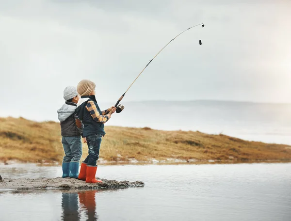 Λίμνη Δραστηριότητα Και Παιδιά Ψάρεμα Ενώ Διακοπές Περιπέτεια Σαββατοκύριακο Ταξίδι — Φωτογραφία Αρχείου