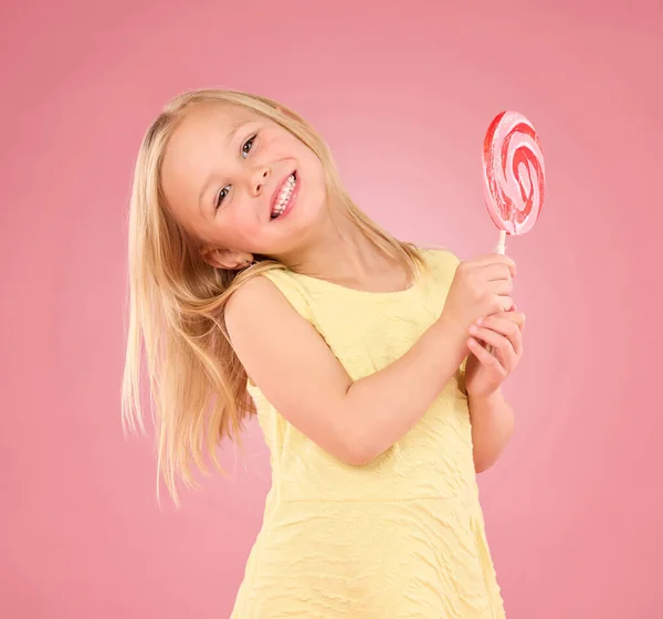 Γλυκό Χαρούμενο Και Γλειφιτζούρι Πορτραίτο Κοριτσιού Στο Στούντιο Για Ζάχαρη — Φωτογραφία Αρχείου