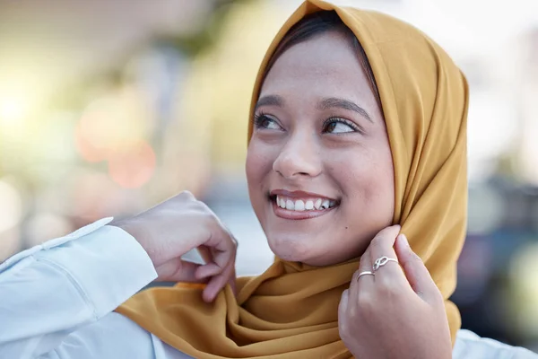 Muçulmana Jovem Mulher Com Hijab Rosto Com Sorriso Liberdade Viajar — Fotografia de Stock