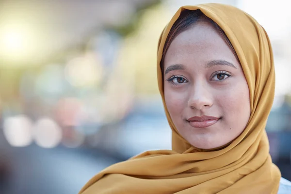 Viajar Relaxar Retrato Mulher Muçulmana Cidade Para Jovens Orgulhosos Naturais — Fotografia de Stock