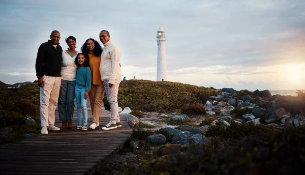 Große Familie Porträtwanderung Und Naturverbundenheit Urlaub Bei Sonnenuntergang Leuchtturm Des — Stockfoto