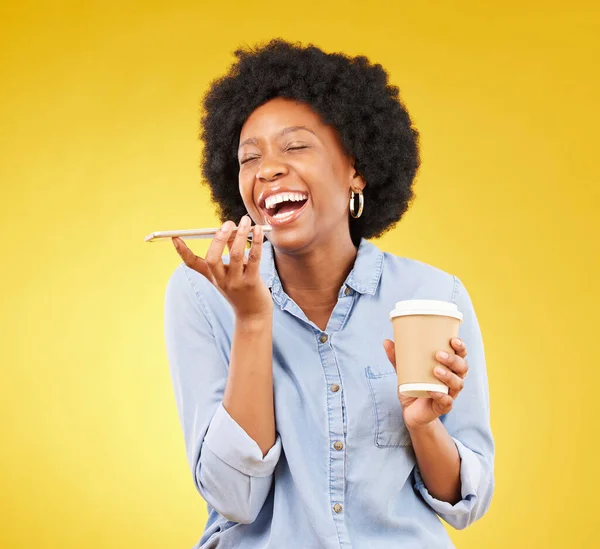 Teléfono Mujer Feliz Negra Con Café Estudio Riendo Con Voz —  Fotos de Stock