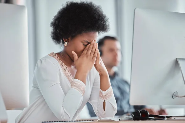 Головная Боль Напряжение Глаз Колл Центр Черной Женщиной Офисе Стресса — стоковое фото