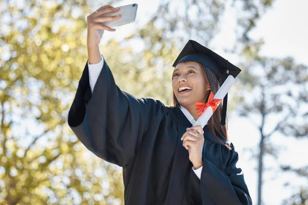 大学や大学のキャンパスで証明書を持つ女性のセルフィー 笑顔と卒業 卒業生 教育奨学生 幸せな女性学生が学業成績を祝うために写真を撮る — ストック写真