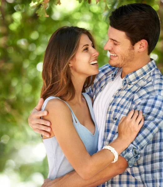 让彼此笑笑是如此重要 看到一对快乐的年轻夫妇一起站在公园里 — 图库照片