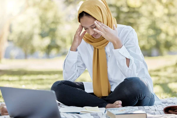 Стрес Ісламський Жіночий Студенти Головним Болем Під Час Навчання Парку — стокове фото