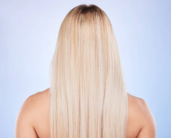 头发的呵护 美丽和后背的女人被隔离在一个蓝色的背景下 角蛋白化妆品和金发女郎在沙龙治疗后的生长 质地或皮毛 — 图库照片