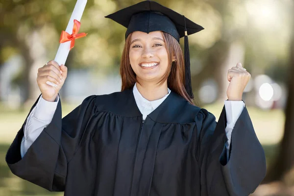 卒業式 大学の卒業証書と女性は 賞と達成のための笑顔でキャンパスで祝います 大学と証明書 学位とアカデミーのスクロールを持つ女の子の大学院生 — ストック写真