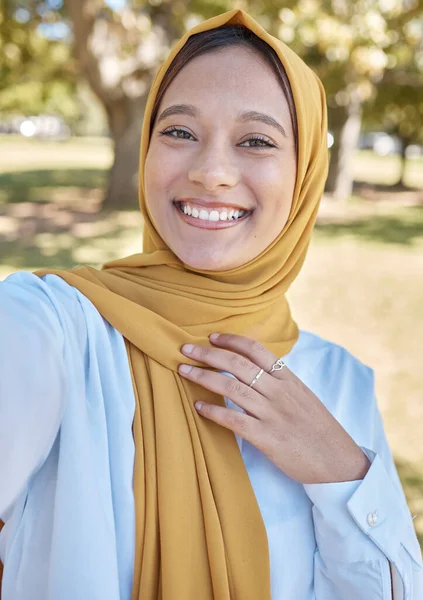 Muçulmano Jovem Selfie Com Hijab Livre Influenciador Feliz Com Blog — Fotografia de Stock