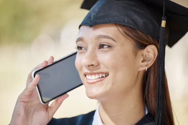 大学や大学のキャンパスでの電話 学生の笑顔と女性の屋外の卒業 大学院の顔 教育奨学金 幸せな女性の話 チャットや5Gの携帯電話のスマートフォンで話す — ストック写真
