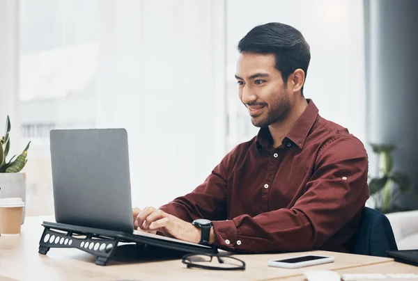 Homem Negócios Asiático Laptop Sorriso Com Digitação Cronograma Planejamento Para — Fotografia de Stock