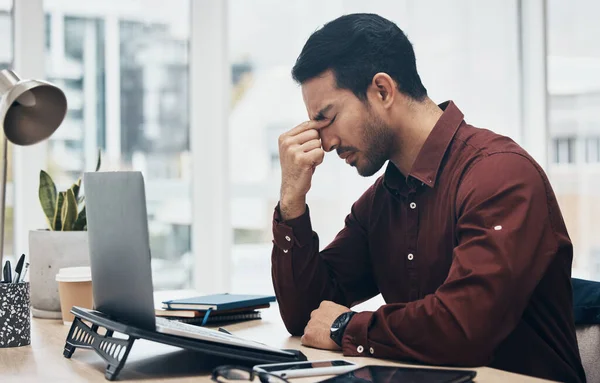 Φορητός Υπολογιστής Πονοκέφαλος Λυπημένος Άνθρωπος Άγχος Πάνω Από Οικονομικό Πρόβλημα — Φωτογραφία Αρχείου