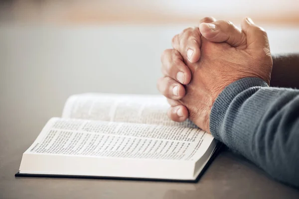 Біблія Читання Книги Або Руки Людини Молитви Підтримка Або Надія — стокове фото